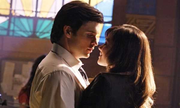 Smallville Stars Tom Welling Erica Durance Reunite On The Kent
