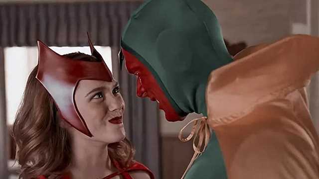 Wandavision Elizabeth Olsen Fought To Wear The Scarlet Witch S Comic Accurate Costume In The Show