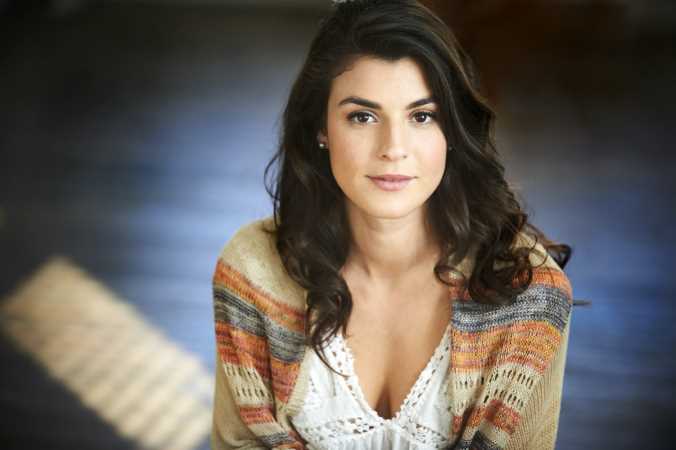 THE FLASH Casts Former REIGN & X COMPANY Actress Sara Garcia As The Strength Force - Vimarsana News